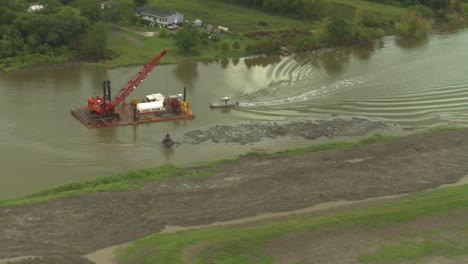 Toma-Aérea-Sobre-Una-Operación-De-Dragado-En-El-Río-Mississippi-En-Etapa-De-Inundación