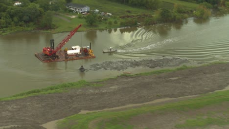 toma aérea sobre una operación de dragado en el río mississippi en etapa de inundación
