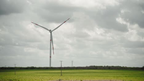 nubes de tormenta sobre una turbina de viento en una granja de energía eólica en méxico, gran tiro-1