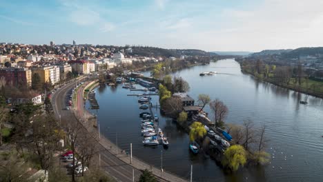 Timelapse-Del-Río-Vltava-En-Praga,-Vista-Estática-Desde-El-Castillo-De-Vysehrad