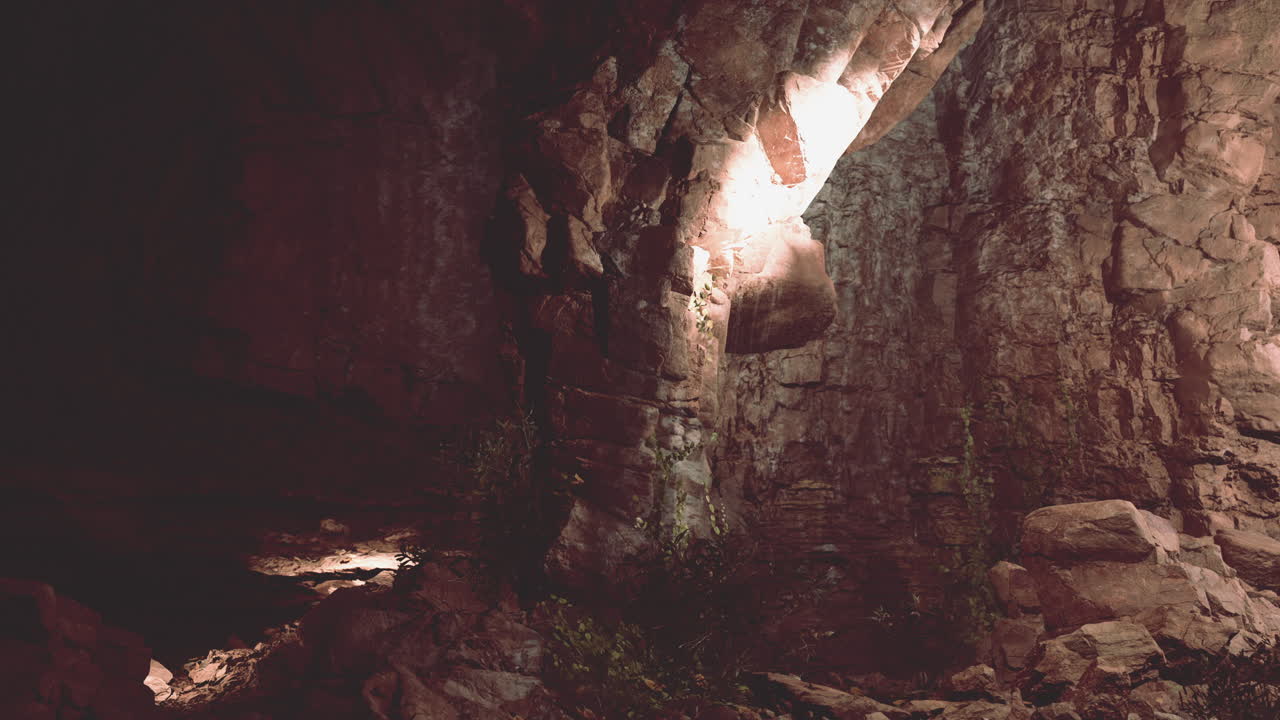 un rayo de luz brilla en la oscuridad de una cueva