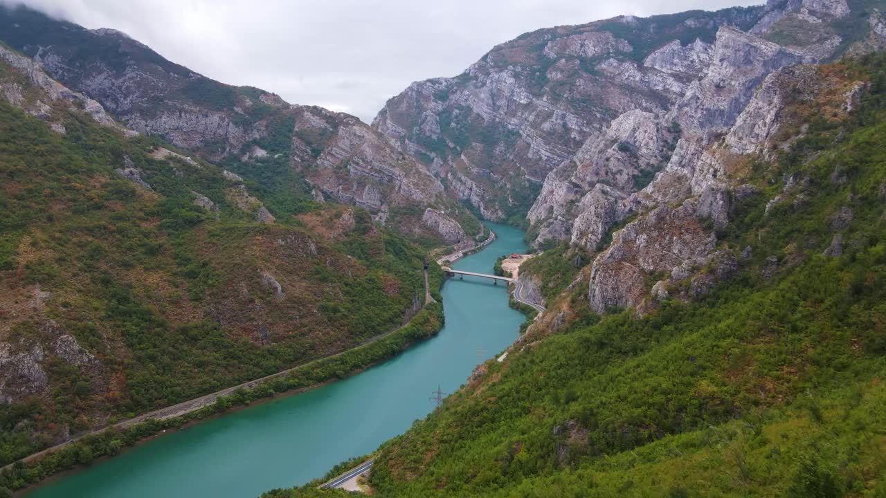 bosnia canyon paisaje drone aéreo 2.mp4