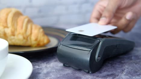 pagar con tarjeta de crédito en un café