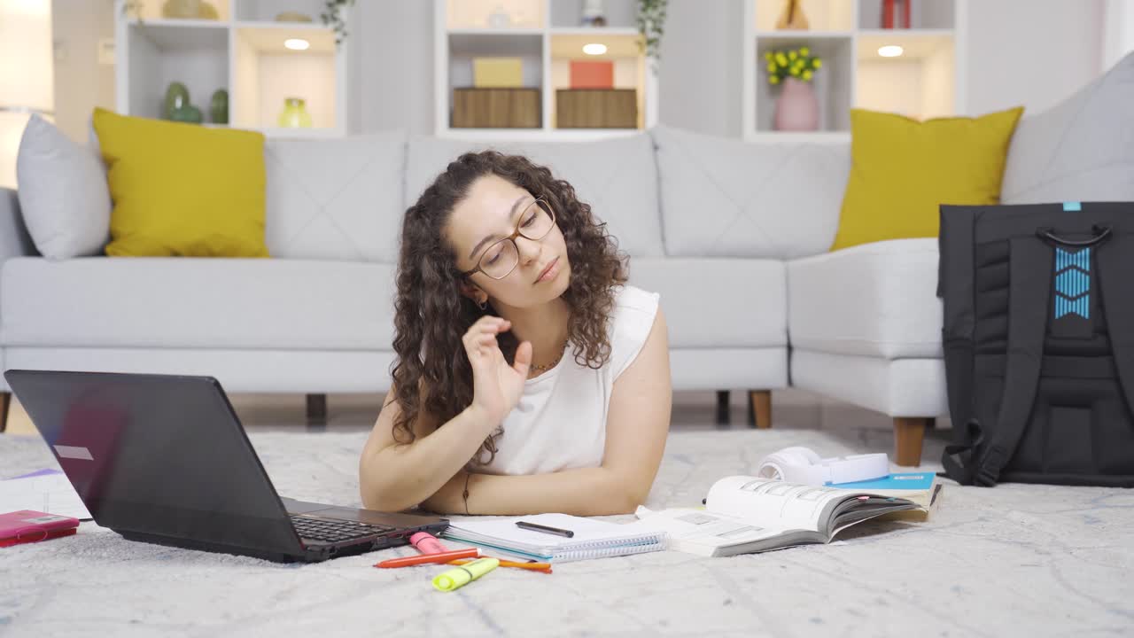estudiante con dolor de cuello.