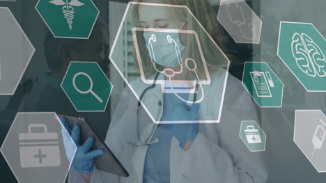 animación de iconos médicos sobre una doctora caucásica con máscara facial