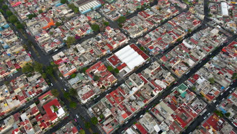 vuelo aéreo sobre los edificios de la casa del vecindario de salvador diaz con coches que conducen en el tráfico vial