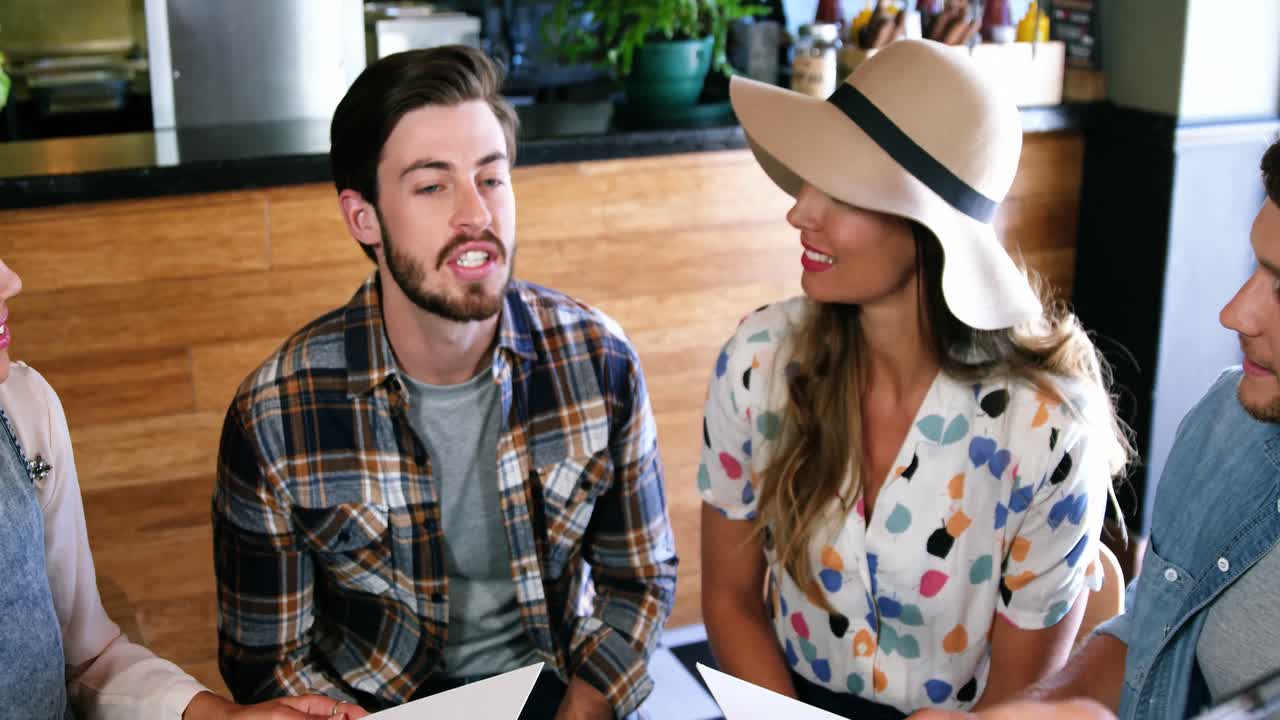 camarera tomando el pedido de los clientes