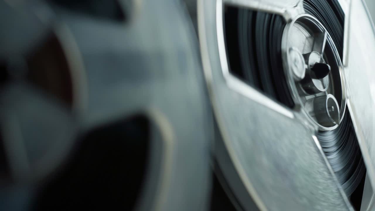 la cinta de película de carrete está girando en un jugador profesional de época. equipo de la vieja escuela