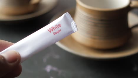 azúcar blanco en un paquete de papel,