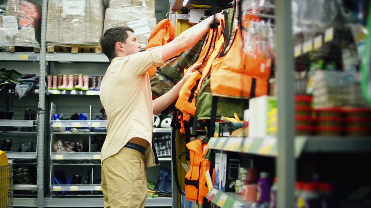 상점 에서 구명 조끼 를 구입 하는 사람