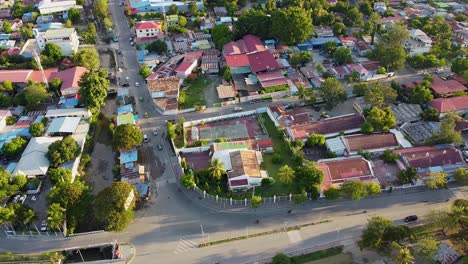 Luftdrohne-Birdseye-Panoramablick-Auf-Frei-Fließende-Autos,-Roller-Und-Verkehr-Entlang-Der-Hauptstraße-In-Der-Hauptstadt-Dili,-Timor-Leste-In-Südostasien