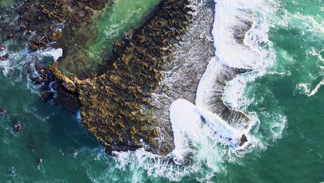 Mystische-Wellen-überfluten-Gezeitentümpel-An-Der-Nordküste-Von-Oahu-Im-Jahr-2020,-Einzigartige-Geologische-Formationen