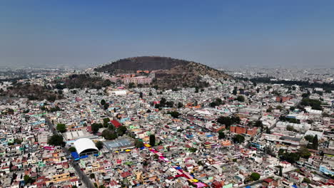 Aerial-view-circling-around-a-Tianguis-and-a-poverty-area-in-Iztapalapa,-CDMX