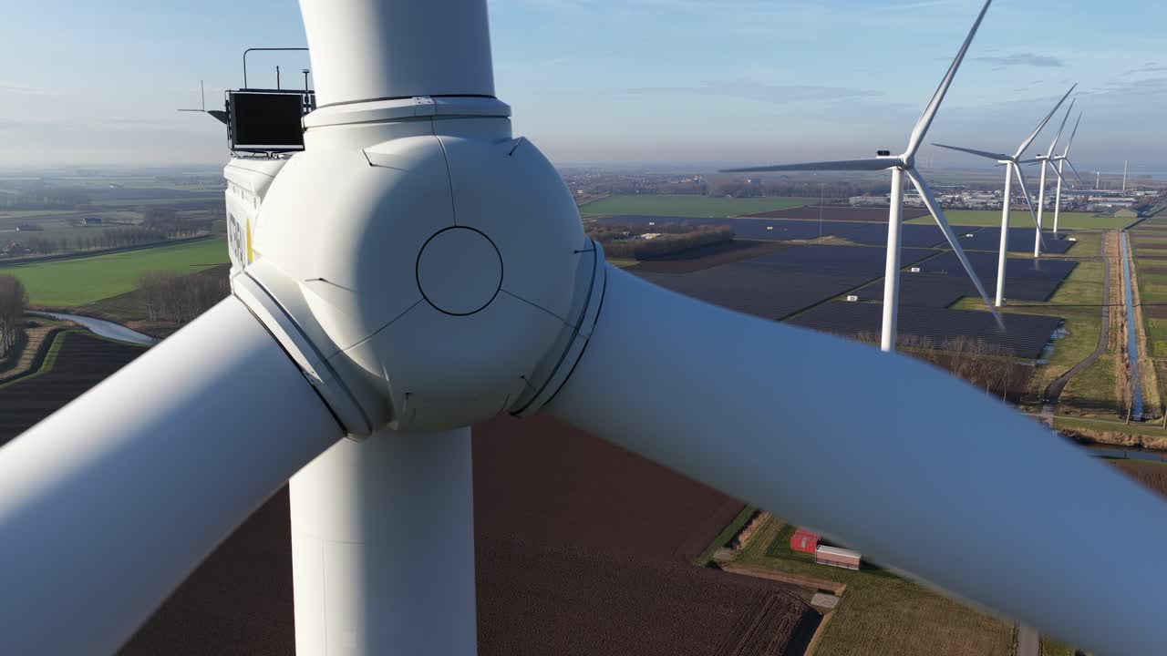 Video drone udara dari Taman Energi Haringvliet Zuid dekat Middelharnis, yang menggabungkan turbin angin, panel surya, dan penyimpanan baterai skala besar untuk mengoptimalkan kapasitas jaringan dan