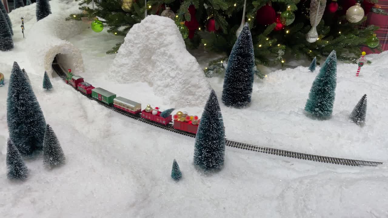 눈과 함께 크리스마스 장난감 열차 장면