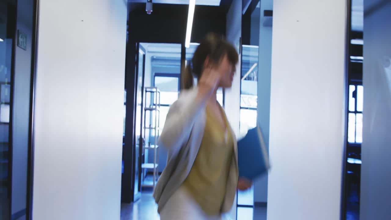 현대적인 사무실에서 축하하는 사업가