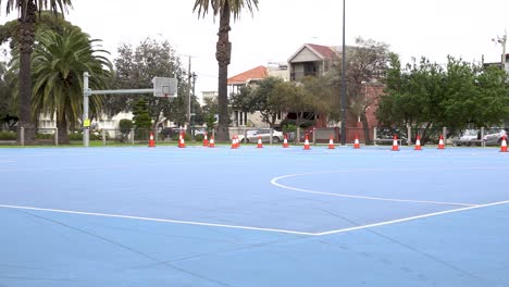 4K-Aufnahme-Eines-Vorübergehend-Geschlossenen-Basketballplatzes-Im-Freien-Während-Der-Sperrung-Der-Pandemie