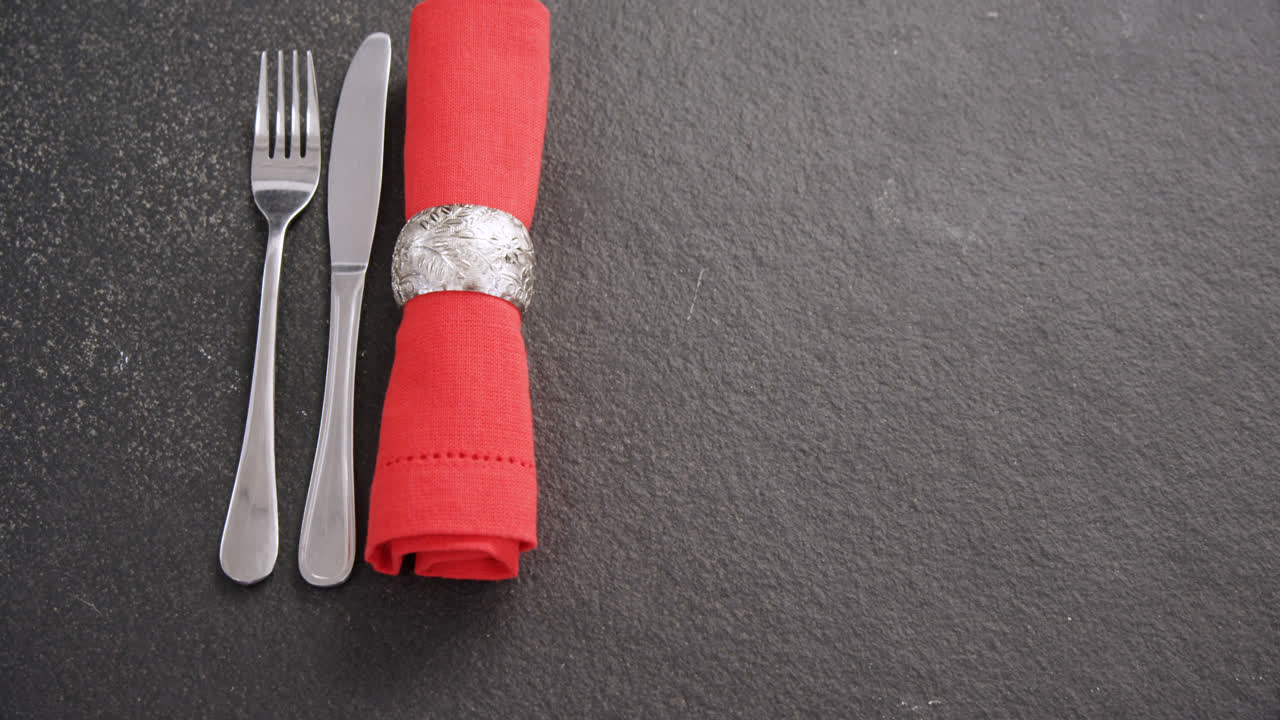 varios cubiertos en la mesa de madera 4k