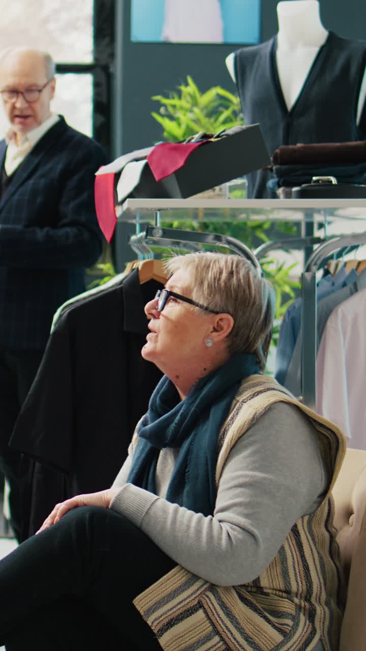 Video i højformat: Butiksansat præsenterer forskellige par sko for ældre kunde