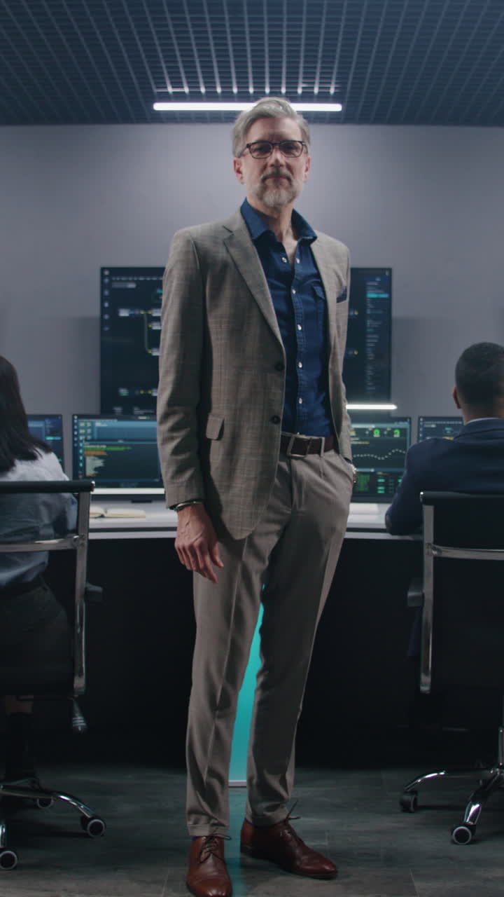 equipo de negocios en una sala de control