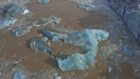 antena: vista de arriba hacia abajo de los icebergs que se derrumban debido al desprendimiento del glaciar en el glaciar svinafellsjokull en islandia