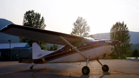 Flugzeuge-In-Der-Nähe-Des-Hangars-4k-Geparkt