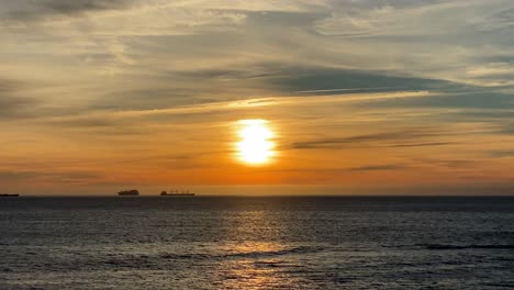 Paisaje-Marino-Tropical-Al-Atardecer-Con-Un-Barco