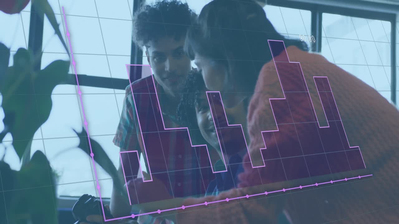 animación del procesamiento de datos financieros sobre diversas personas de negocios discutiendo el trabajo en la oficina