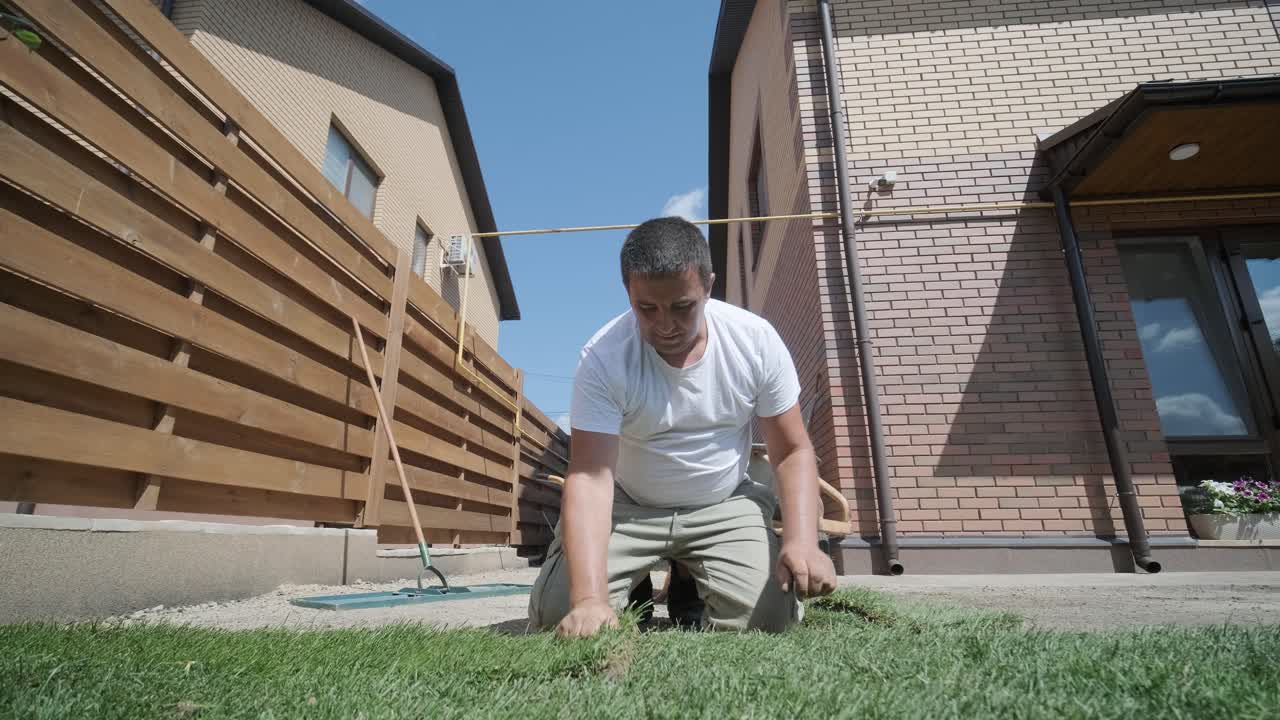 전문 정원사에 의해 설치 된 새로운 자연 잔디 잔디의 롤.