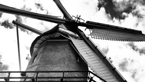 video en blanco y negro de un molino de viento holandés girando