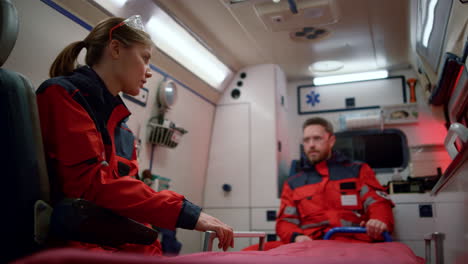 equipo de servicio de emergencia conduciendo un coche de ambulancia