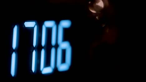 una mirada de los números azules en el reloj digital en estonia