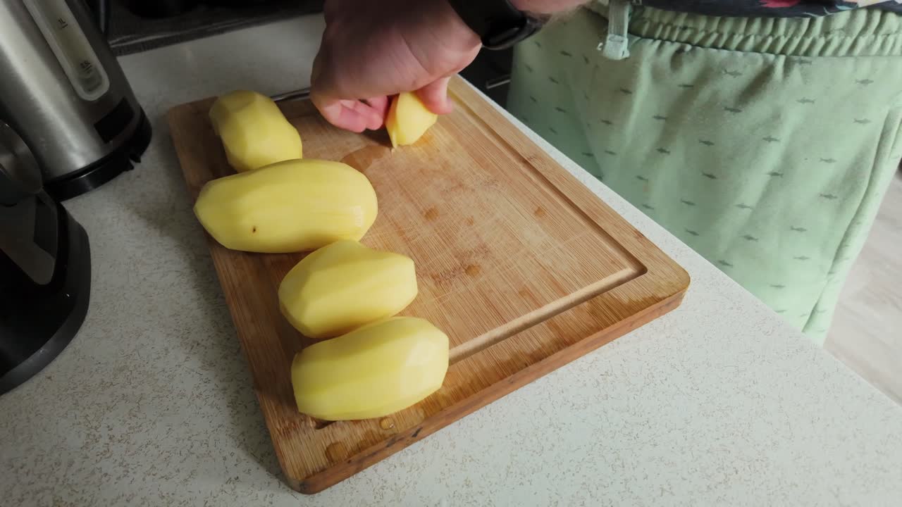 Una scena diurna in cucina cattura la preparazione quotidiana di cibo con patate