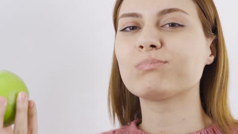 retrato en primer plano de una mujer comiendo manzana verde. come fruta.