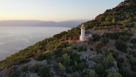 vista aérea, faro de gelidonya y pintoresca costa turca en el mar mediterráneo al atardecer