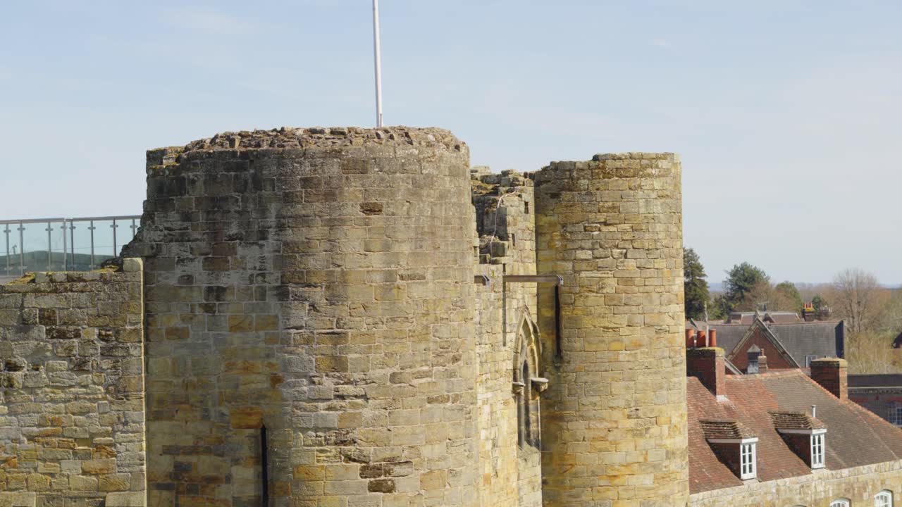 Vista laterale dello storico Castello di Tonbridge nel Regno Unito con finestre antiche e torrette con muratura in pietra deteriorata sulla cima.