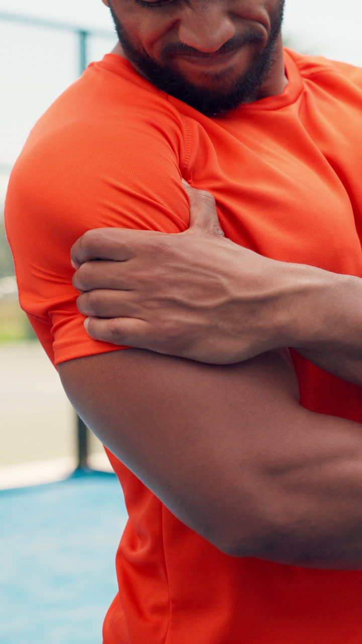 Uomo che si tiene il braccio per il dolore dopo l'attività sportiva