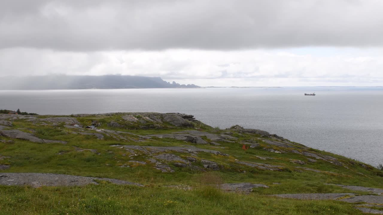 북쪽 노르웨이 헬겔란트의 경치 좋은 얼음 바다 해변에서 흐린 날