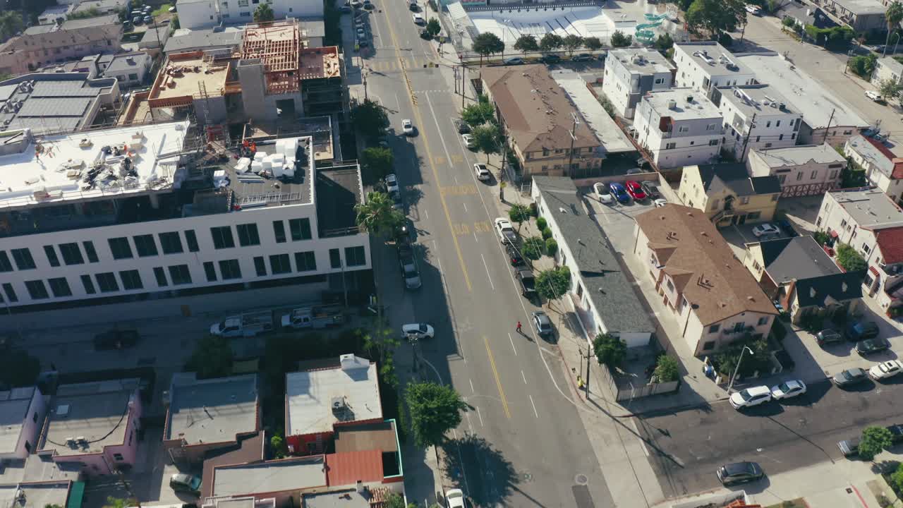 Drone sobre as ruas da cidade de Hollywood