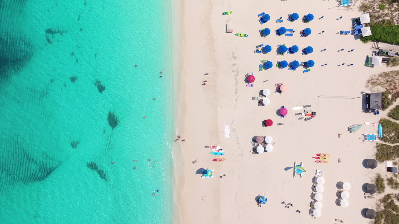 Affascinante filmato aereo 4K rotante di Grace Bay Beach