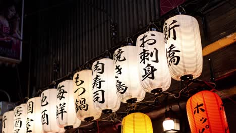 vida nocturna de tokio, paseo nocturno de shimbashi, japón