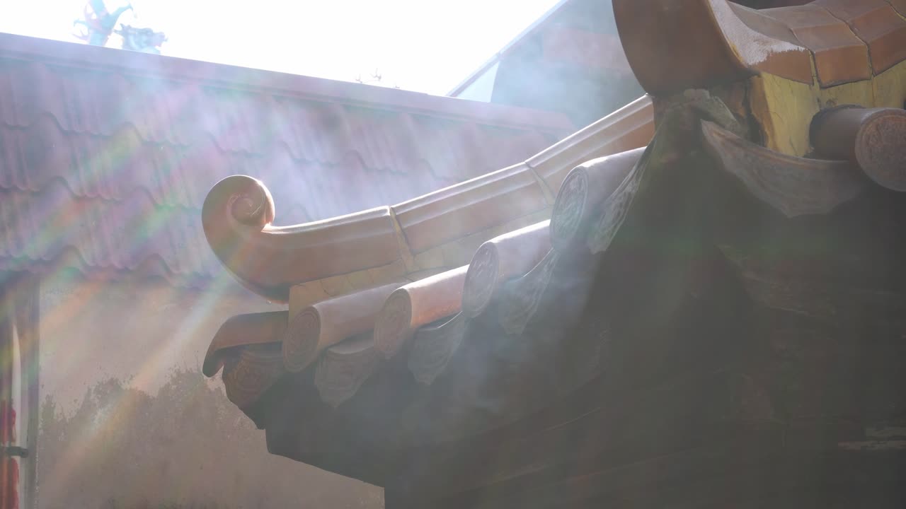 태양의 조명과 함께 연기가 중국 사원에서 다채로운 무지개 색을 만 ⁇ 니다.