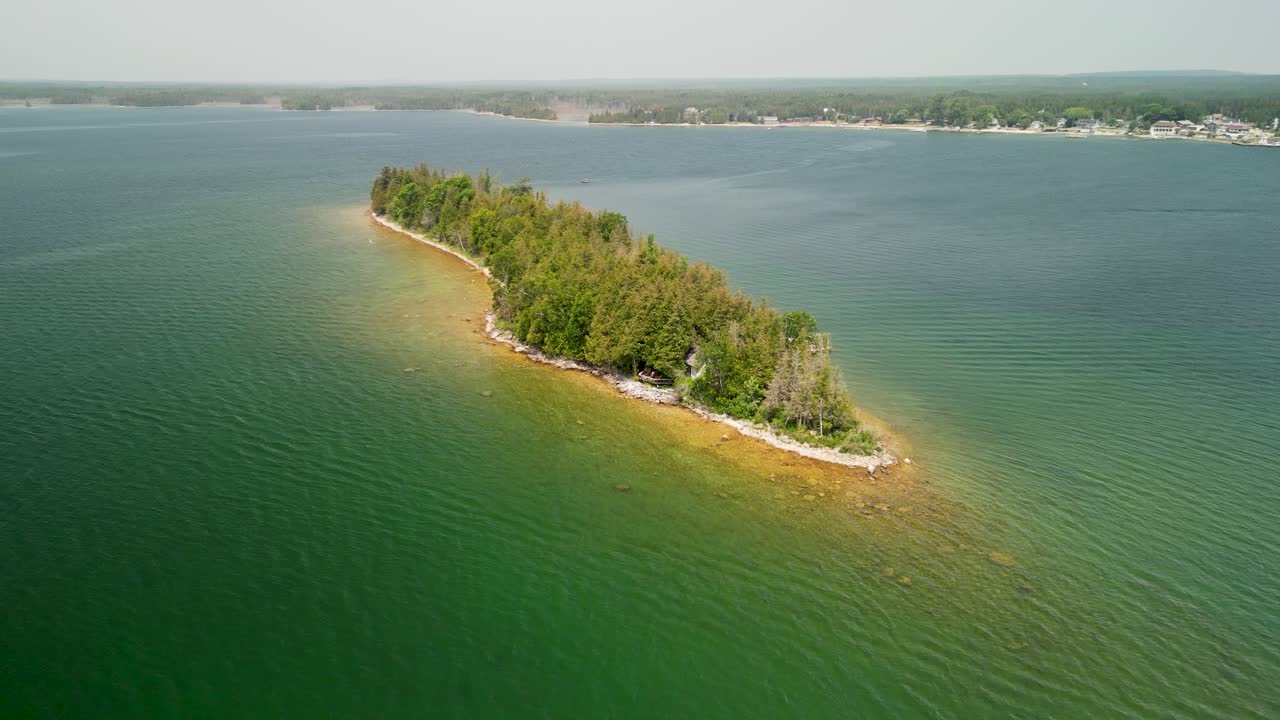 Kiertävä ilmakuva Haven Islandista, Les Cheneaux -saarilla, Michiganissa