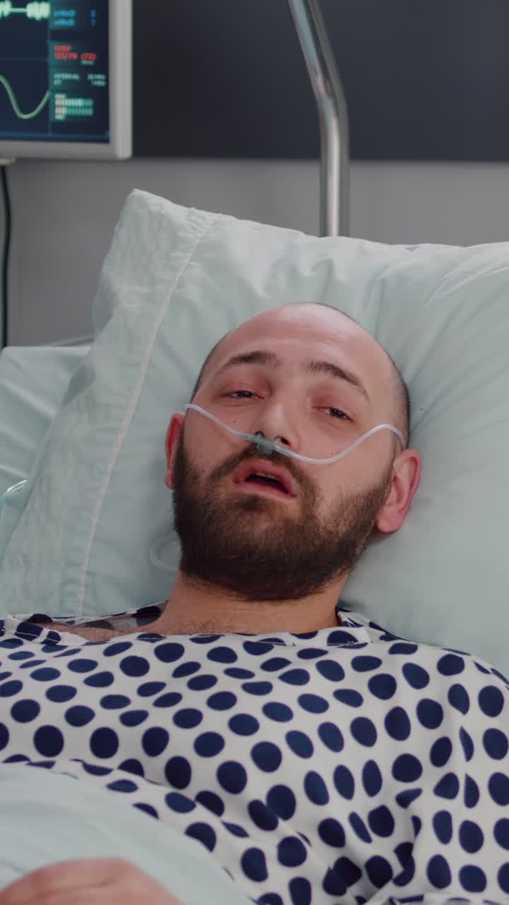 Vertical video: Closeup of woman nurse showing bones radiography monitoring sickness recovery