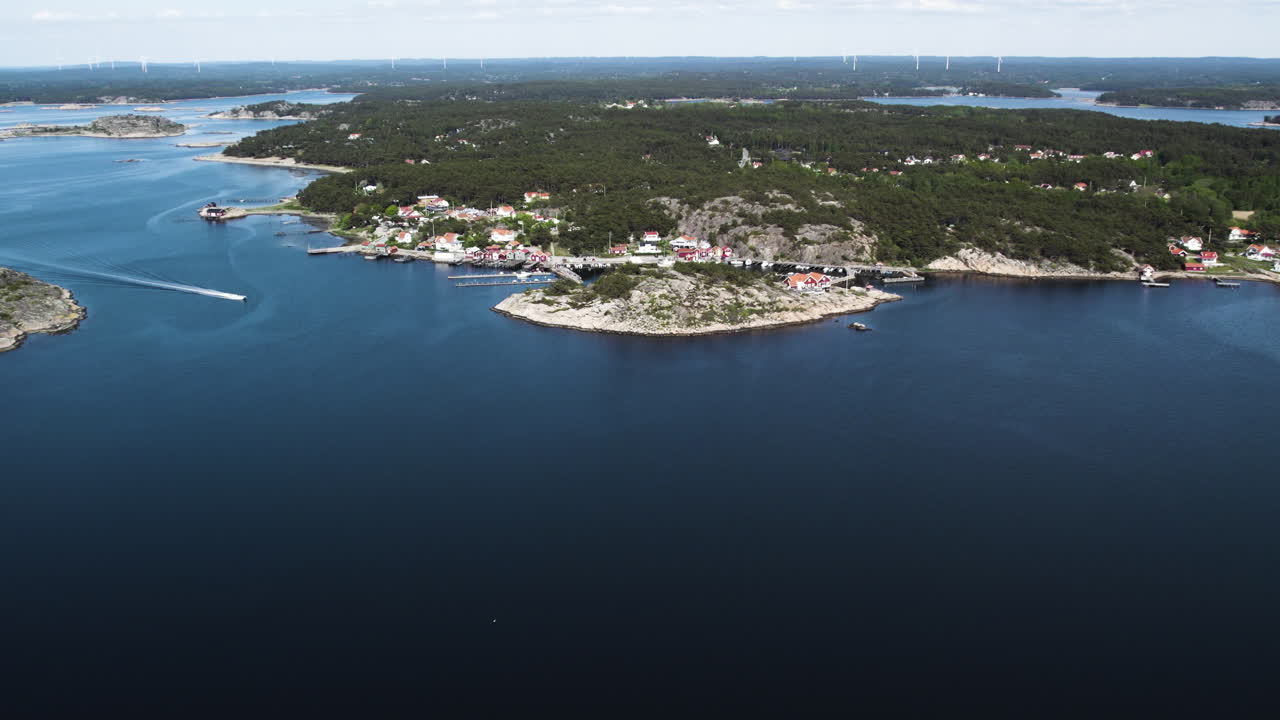 идиллический приморский город с пристани в ресо, муниципалитет танум архипелаг, швеция