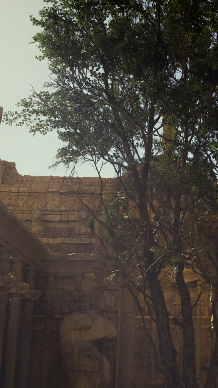 Ruinas de un templo con árboles en un sitio histórico durante el día