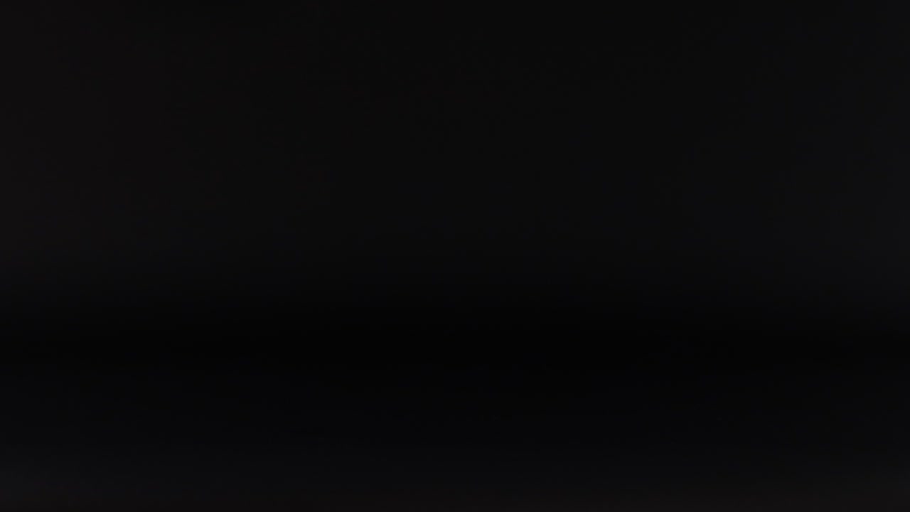 una pelota rosa se mueve contra un fondo oscuro