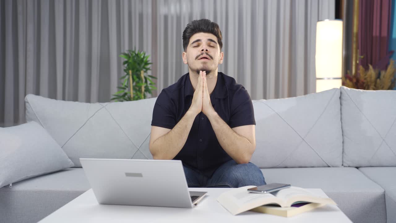 Jovem cristão orando