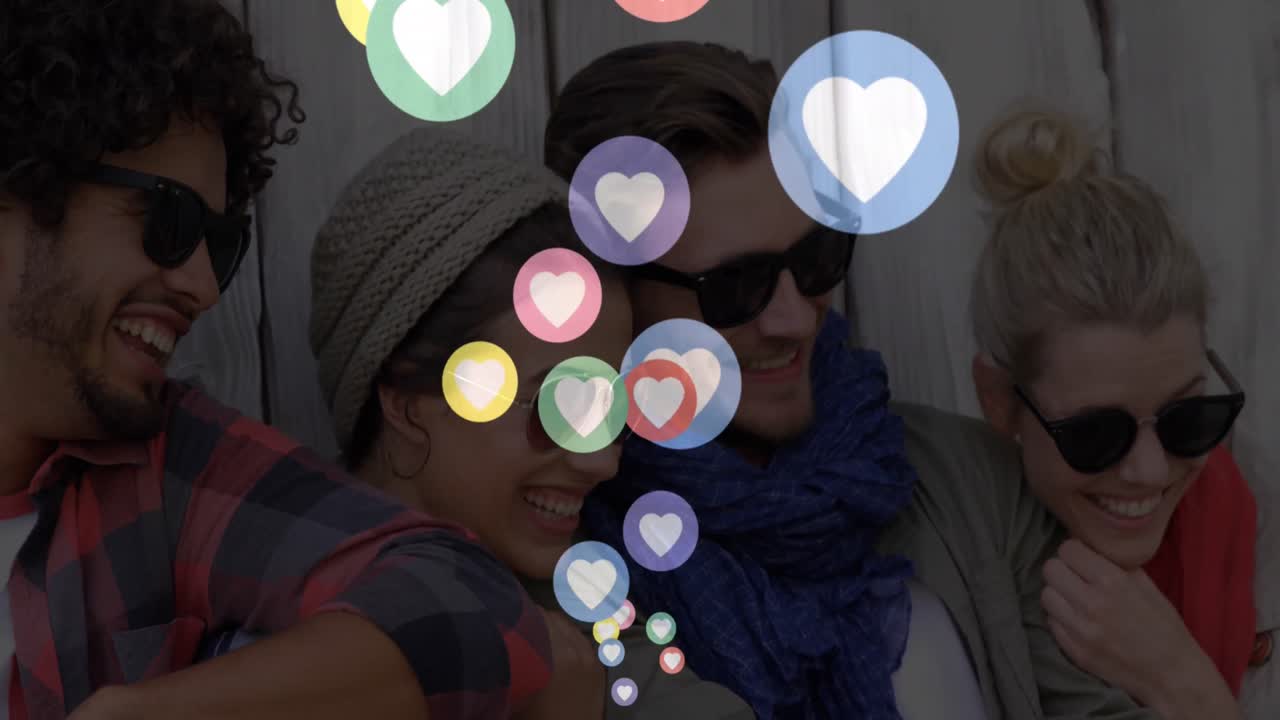 animación de saltar en forma de corazón en círculos sobre amigos diversos sonrientes.