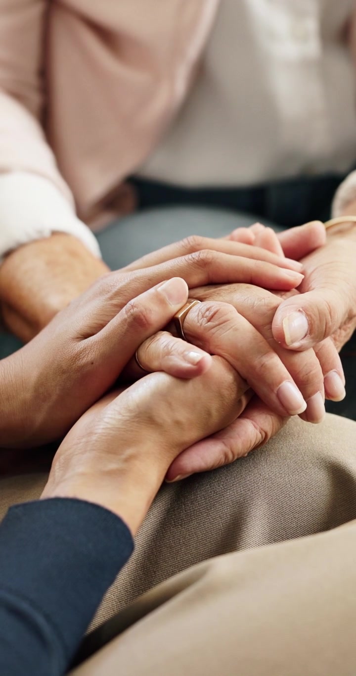 Primo Piano di Due Persone che si Tengono per Mano in Segno di Sostegno